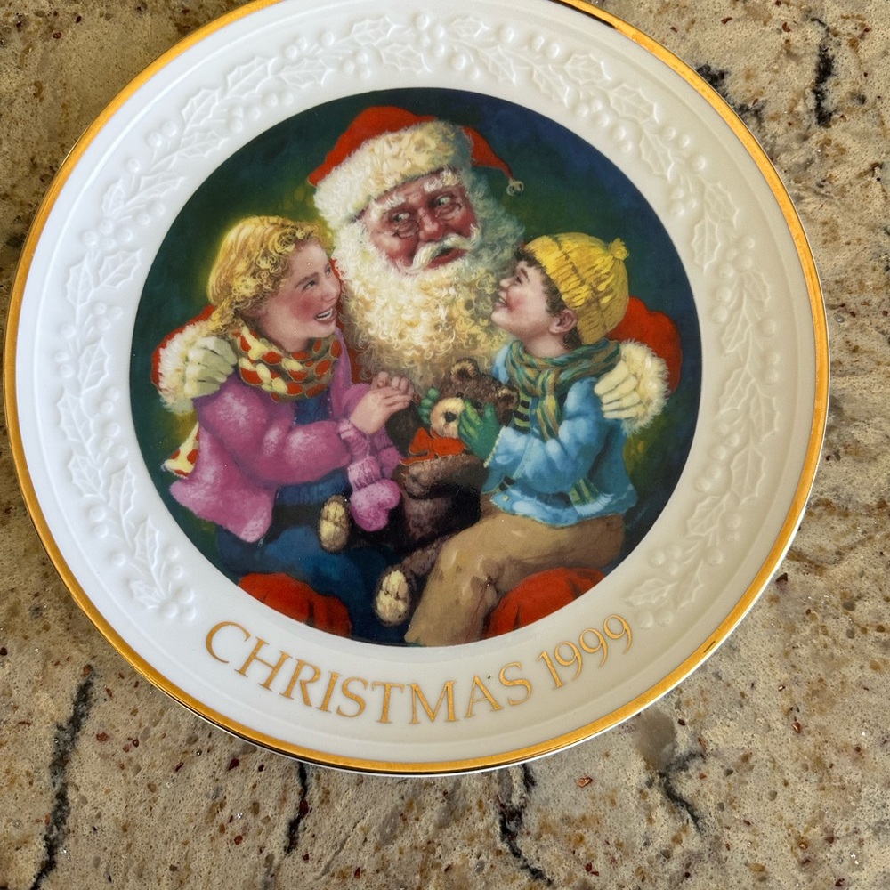 Avon 1999 Christmas Plate with Gold Trim